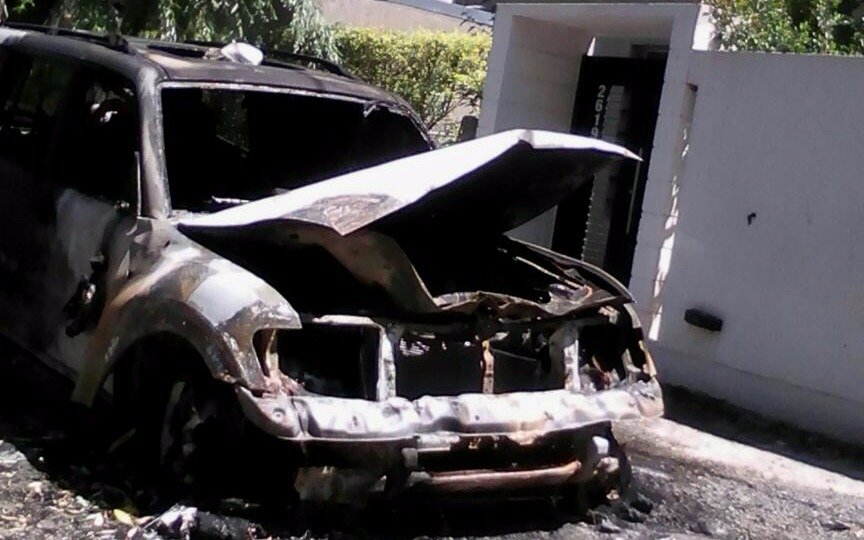Prendieron fuego un auto  en City Bell