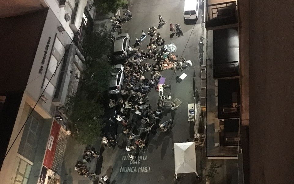 Reclamo de la UEP con la proyección de una película en la calle