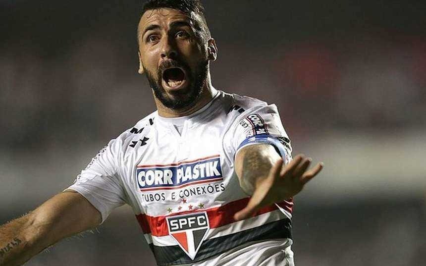 Refuerzos de lujo para River: Armani y Pratto llegarán esta noche