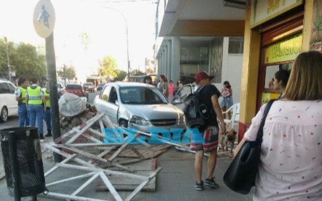 Tensión en el centro de Berisso por un auto terminó en la vereda de calle Montevideo