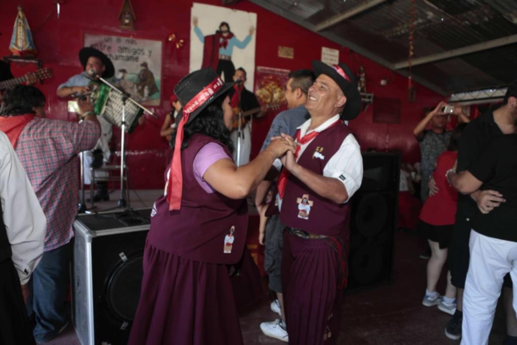 Incesante desfile de los promeseros de la Región en la fiesta central del Gauchito Gil
