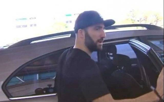 Ni bien llegó al país, Higuaín se cruzó mal con un periodista