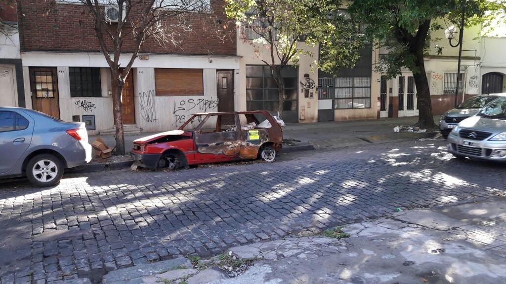 Auto quemado bloquea el estacionamiento en 9 y 41