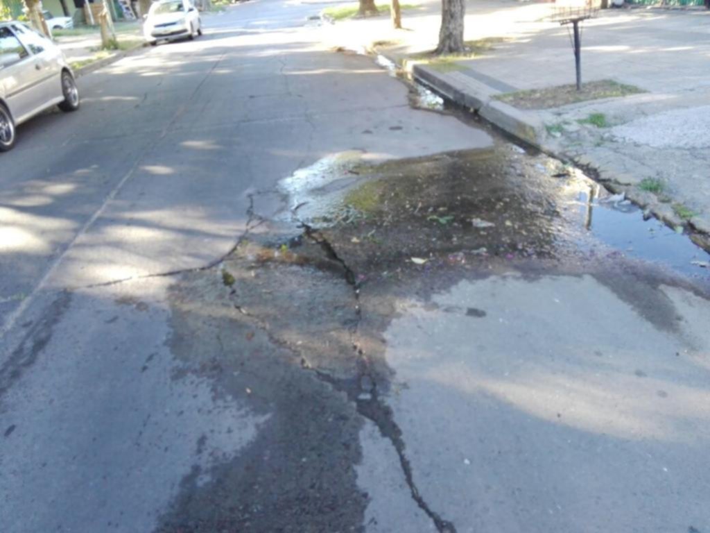 Calle “dinamitada” por una pérdida de agua