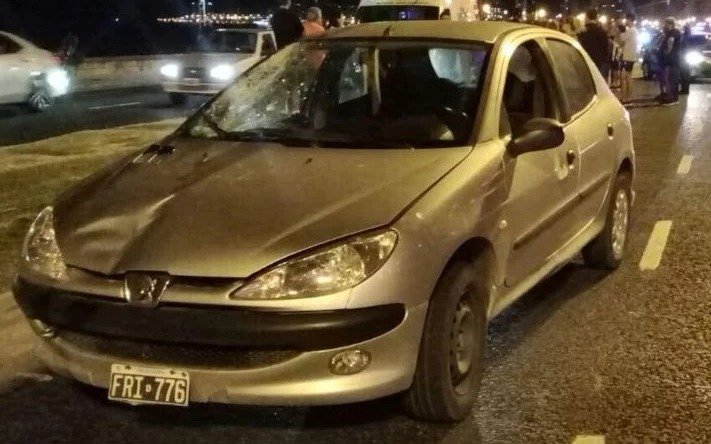 Un subcomisario practicaba "running" por la costa, fue atropellado y quedó en coma