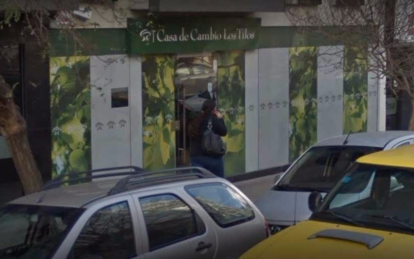 Cinco delincuentes dieron violento golpe delictivo en la puerta de una casa de cambio de 12 y 48