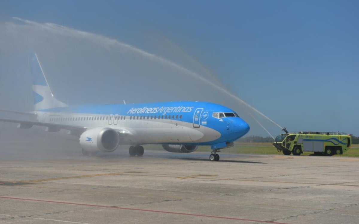 AerolÃ­neas bautizÃ³ su segundo Boeing 737-800 Max en Mar del Plata