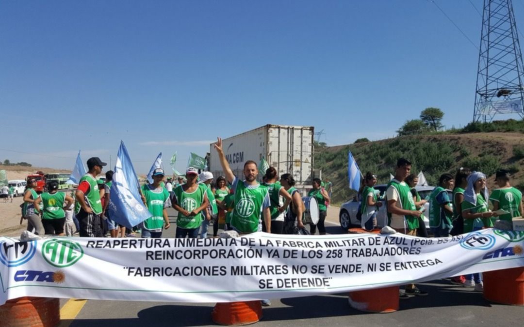 Acampe de trabajadores de la planta de Fabricaciones Militares de Azul