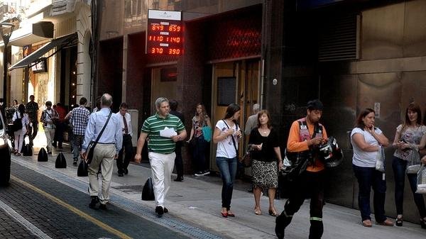 El dólar volvió a caer y se ubicó por debajo de los 19 pesos