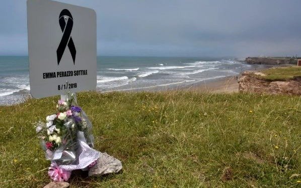 Colocaron un recordatorio con flores en el lugar donde murió Emma