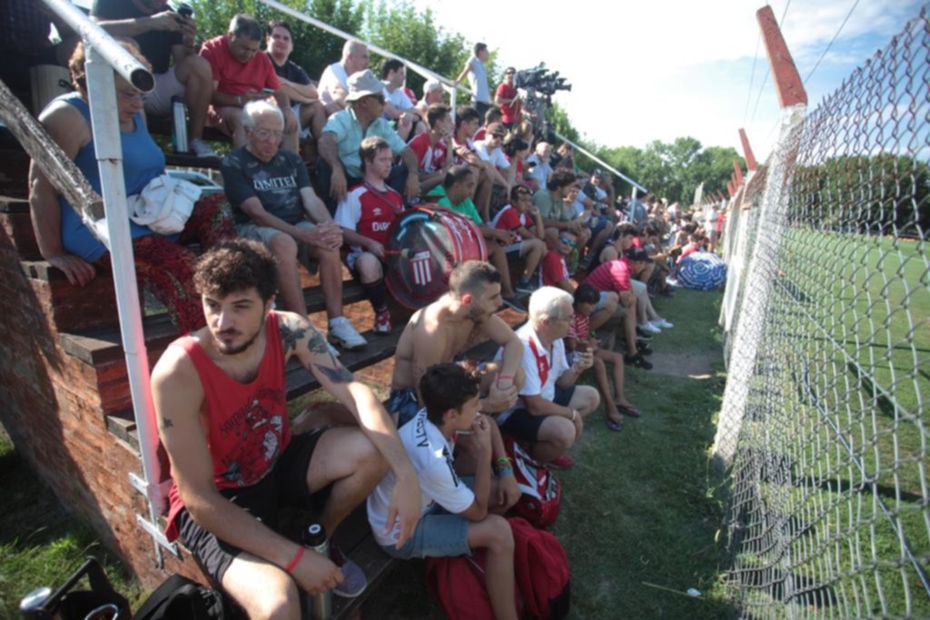 Los hinchas desafiaron el calor y coparon el Country Club