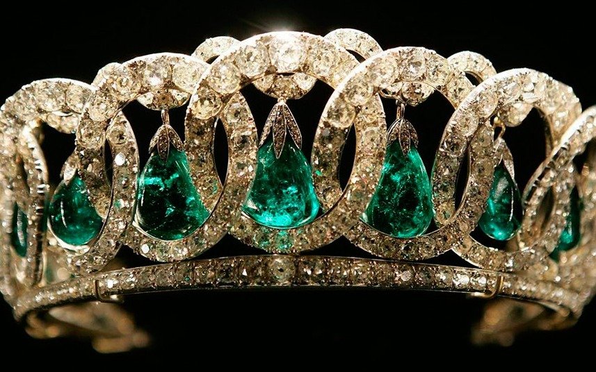 La Corona británica preservó joyas enterrándolas en latas de galletitas