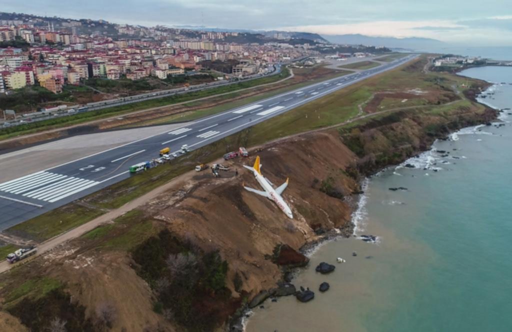 Un avión turco con 162 pasajeros a bordo cayó por un acantilado y no hubo víctimas