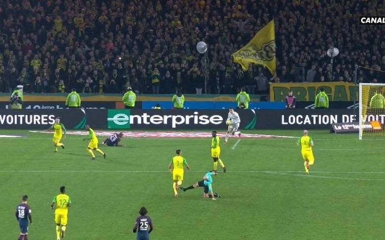 El árbitro francés que pateó a un jugador de Nantes fue suspendido "hasta nueva orden"