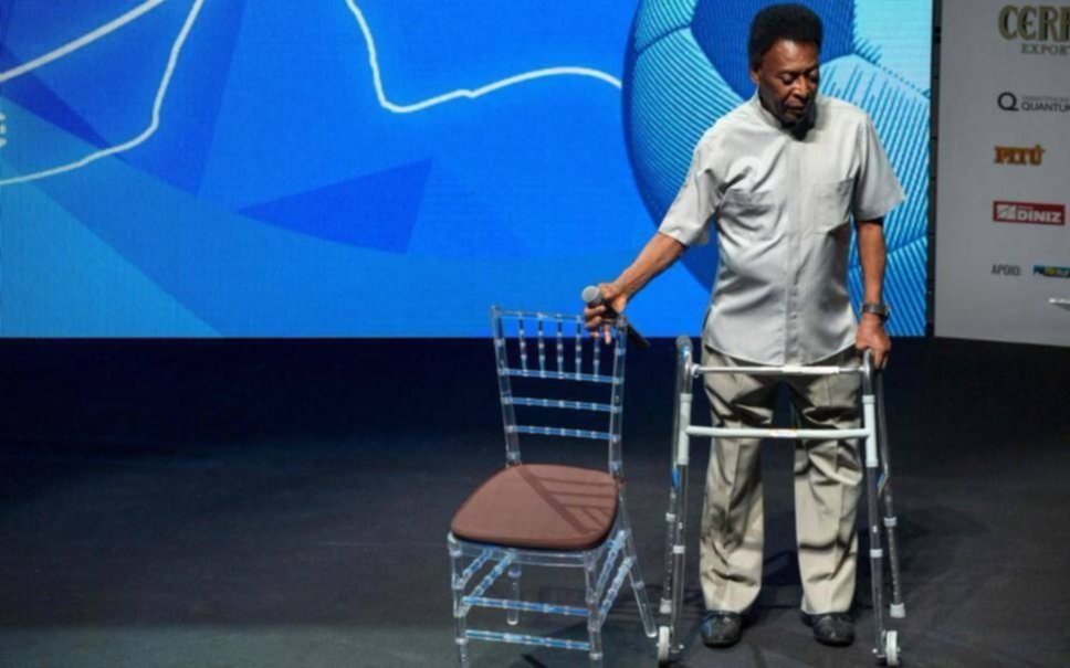 Pelé, con andador en el acto inaugural del campeonato de Río de Janeiro