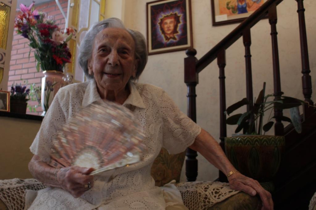 Lola, la vecina de barrio Mondongo que sopló 105 velitas y brilla por su lucidez