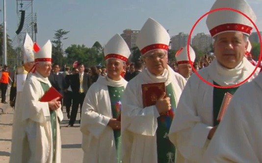 Indignación por la presencia de un obispo acusado de encubrir abusos en la misa del Papa