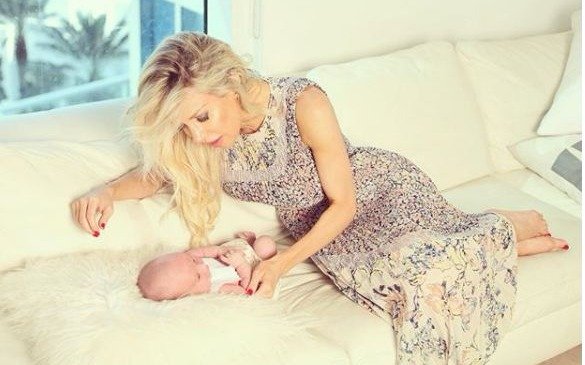 Luciana Salazar compartió imágenes del primer mes de su hija