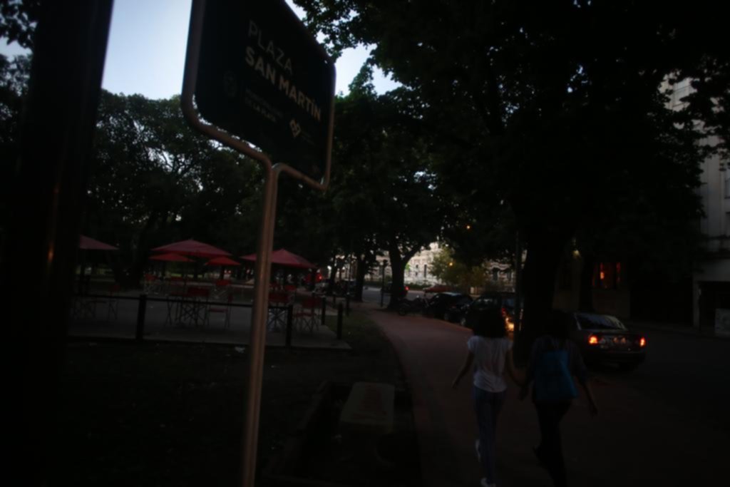 En las narices de Gobernación, la plaza San Martín está cada vez más oscura y peligrosa