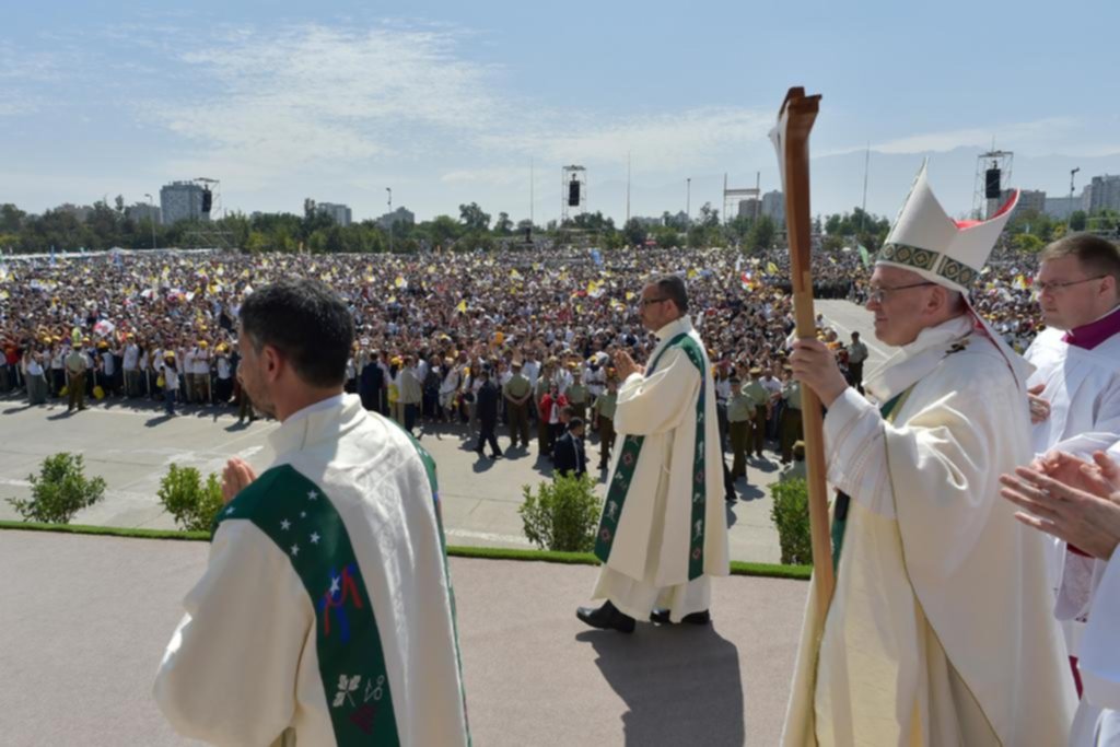 Francisco expresó su “dolor y vergüenza” por los abusos de sacerdotes a menores en Chile