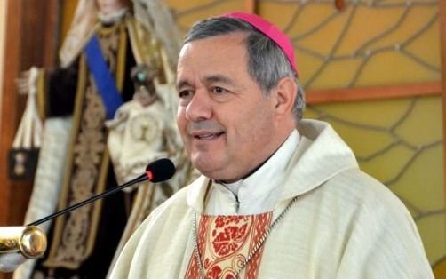 Obispo acusado de encubrir a un cura abusador, otra vez en la misa