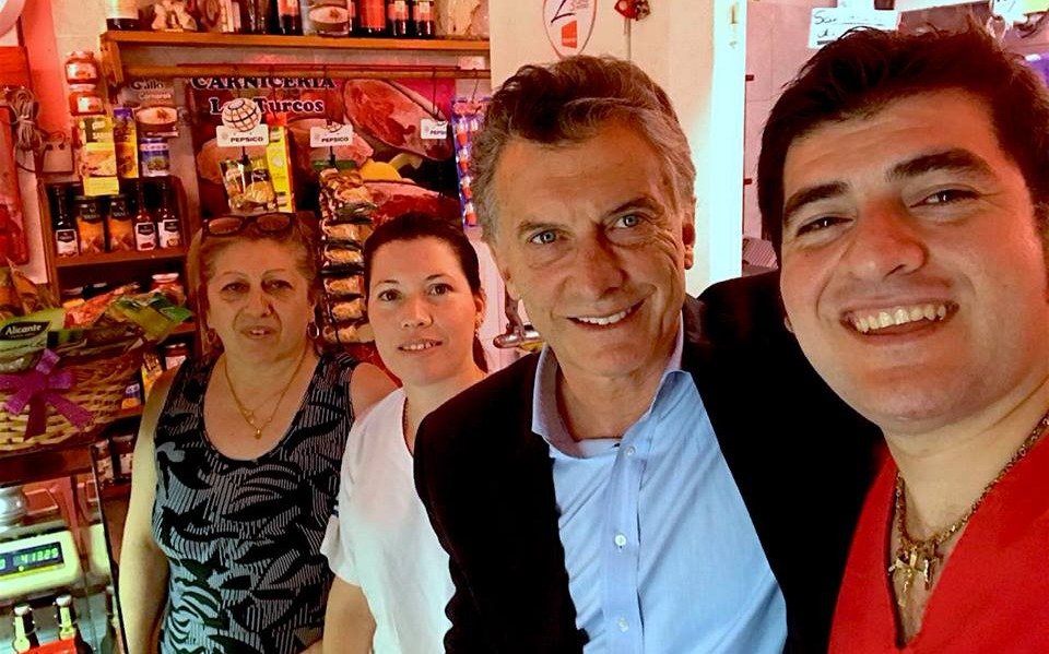 Macri visitó a un carnicero en Catamarca que le pidió "dar prioridad" a los jubilados 