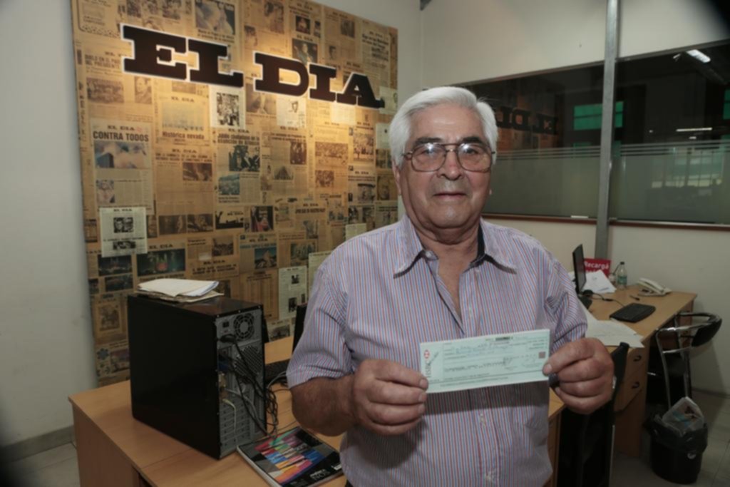 El Cartonazo entregó otro cheque de 50.000 pesos a un jubilado de Los Hornos