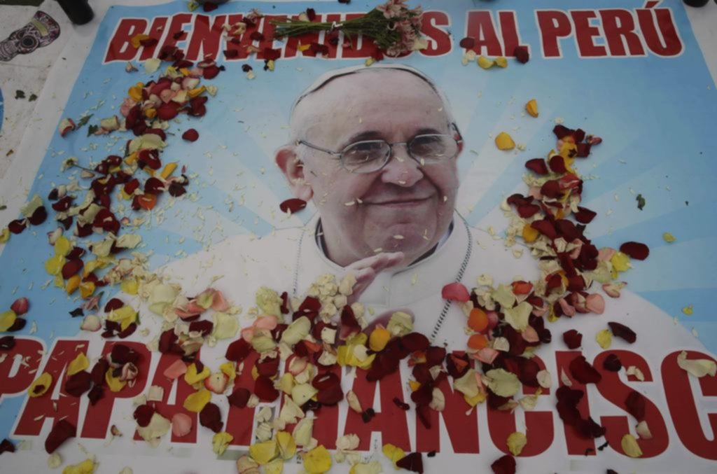 Perú espera a Francisco con entusiasmo religioso y convulsión política