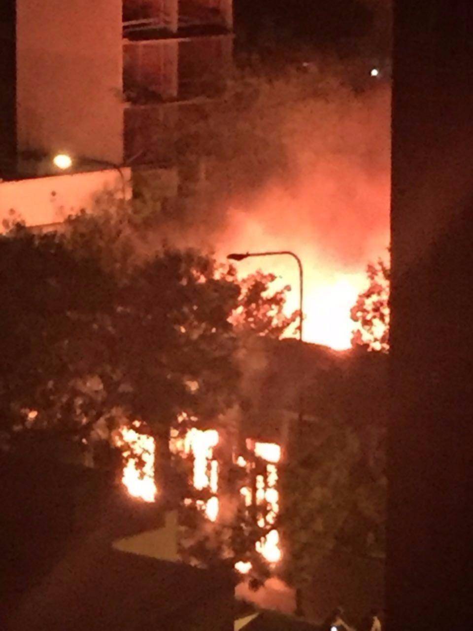 El fuego destruyó la casona en la que funcionaba un restorán y sospechan que fue intencional
