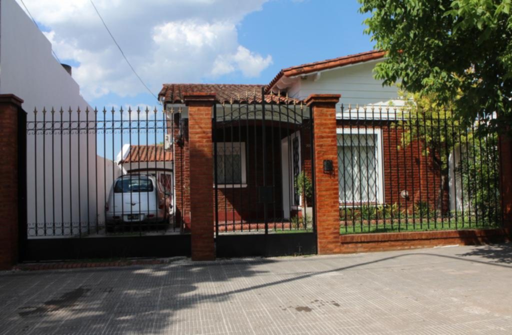 Encapuchados asaltaron a una mujer y a sus dos hijas en un chalet de 7 entre 75 y 76