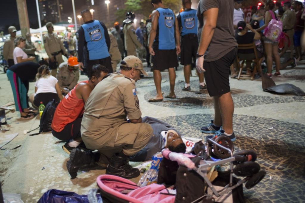 Auto sin control en la playa de Copacabana: una beba muerta y varios heridos