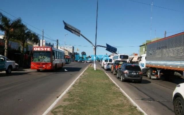 El tránsito estuvo cortado en Olmos por un cartel con riesgo de caída