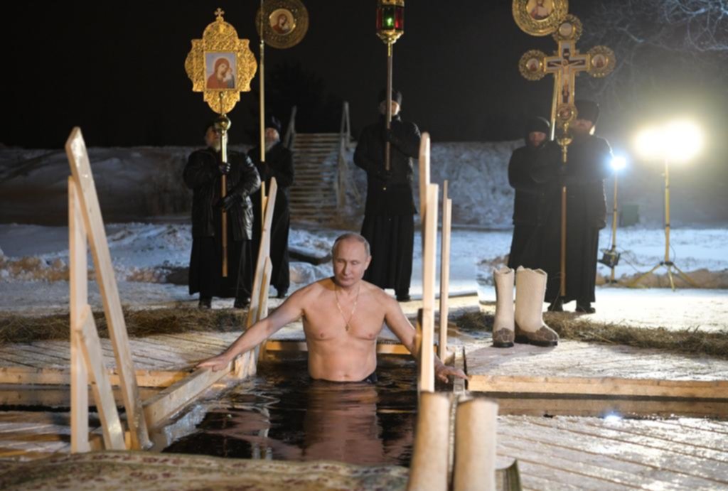 Putin se bañó en aguas heladas