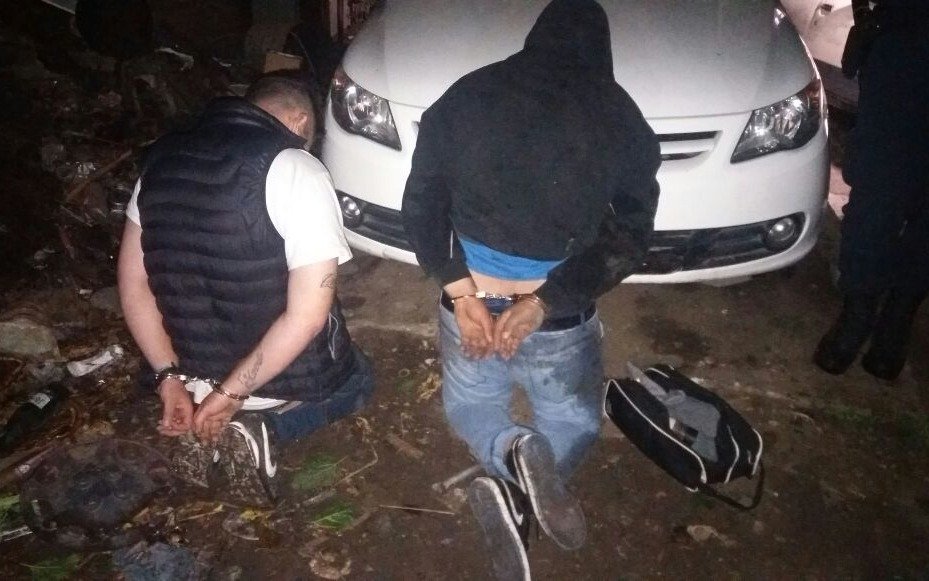Tres hermanos que maltrataban a un cuarto por no querer vender droga fueron detenidos con armas
