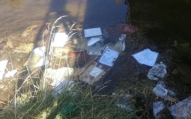 Encontraron documentación de la Uocra de Bahía Blanca en un arroyo