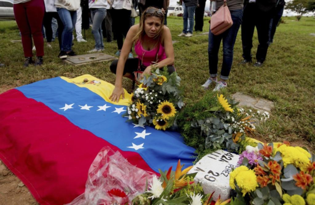 Polémico entierro de ex policía venezolano