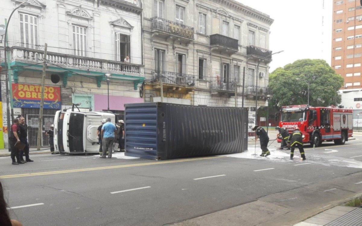 Un camión con químicos para fabricar champú volcó en La Boca