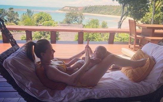 Agustina Kämpfer compartió un video con su bebé en el mar y la criticaron duramente 