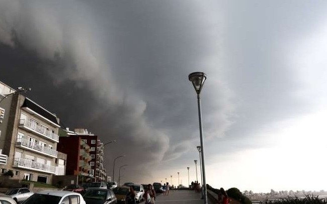 Mar del Plata: una tormenta con granizo anegó calles y voló techos