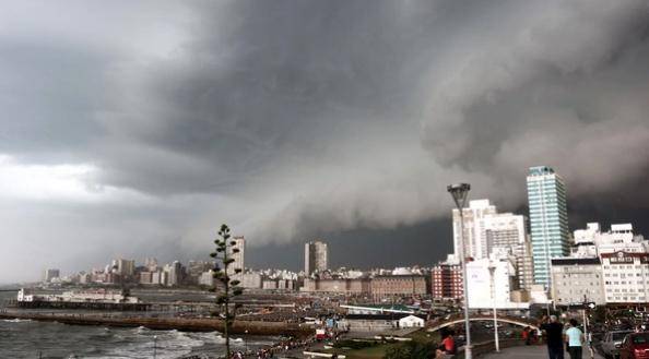 Turistas huyeron de la playa por una tormenta