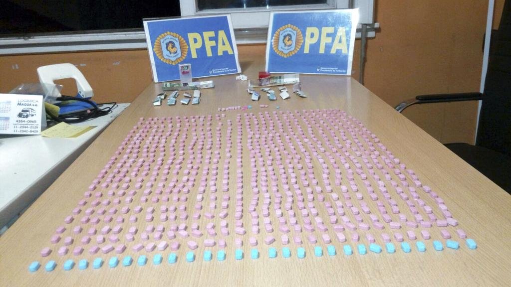 Dos “turistas” con más de 1.400 pastillas de metanfetamina en “La Feliz”