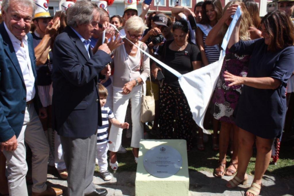 Un kilo y dos pancitos: Carlitos Balá fue homenajeado en Mardel