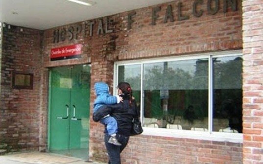 Fue dos veces al hospital por haber sido apuñalada, la mandaron a su casa y murió