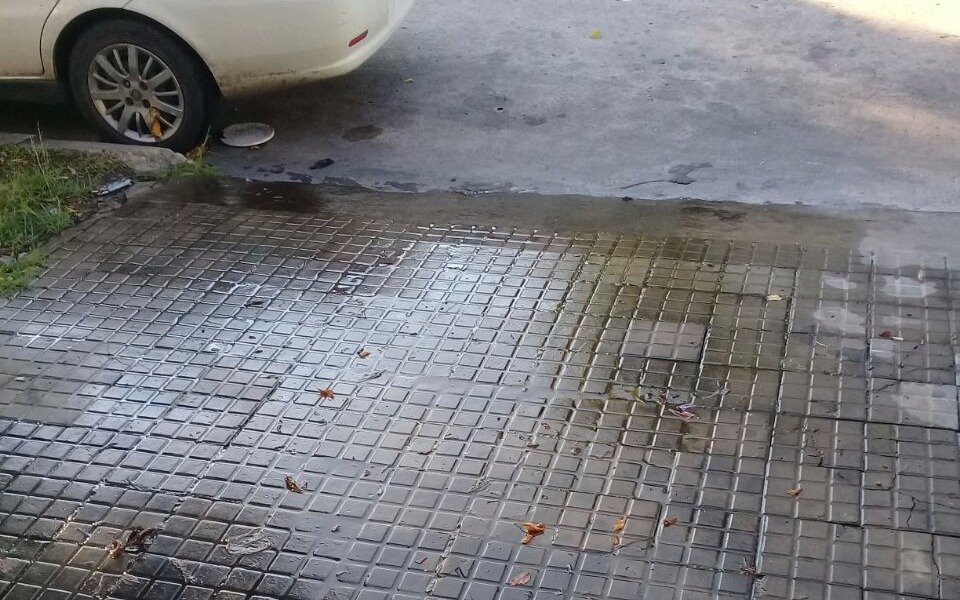 Problemas con el agua en 41, 29 y 30:  filtración en la vereda y sin presión en las canillas