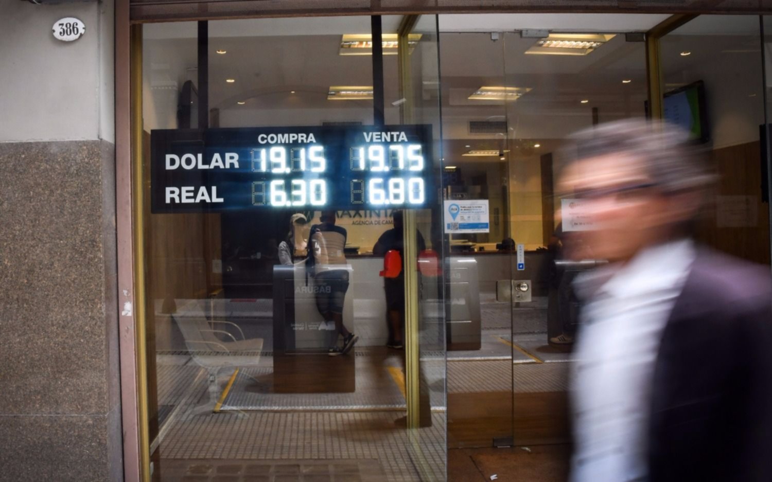 Otro aumento del dólar que cierra la jornada en $ 19,93 para la venta