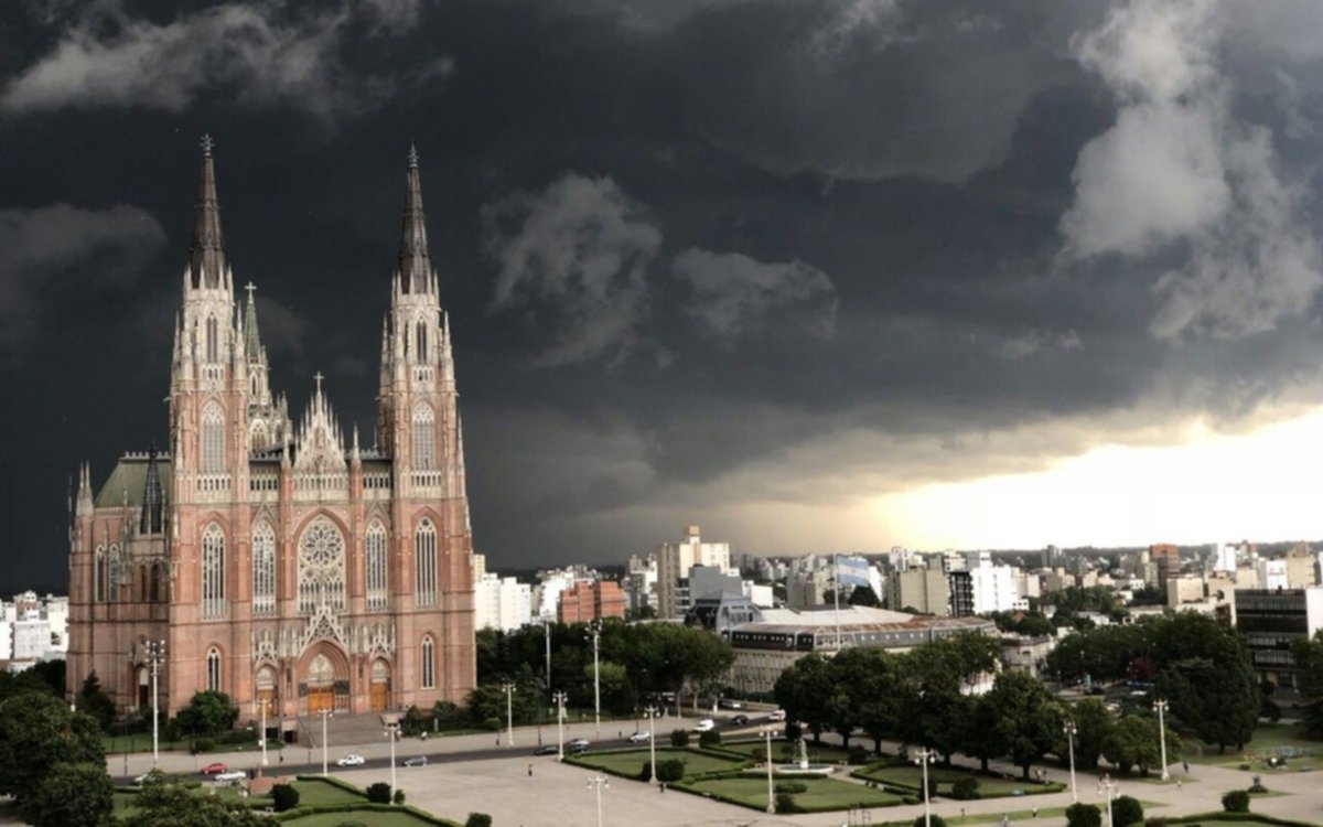 Increíble imagen antes de la tormenta en La Plata se vuelve viral