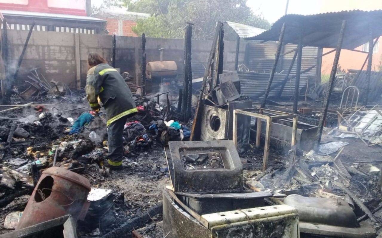 Voraz incendio en Villa Alba dejó a una familia en la calle