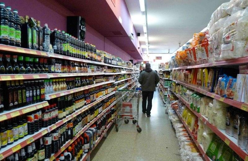 Una familia gasta casi 17 mil pesos por mes para comer, vestirse y pagar los servicios