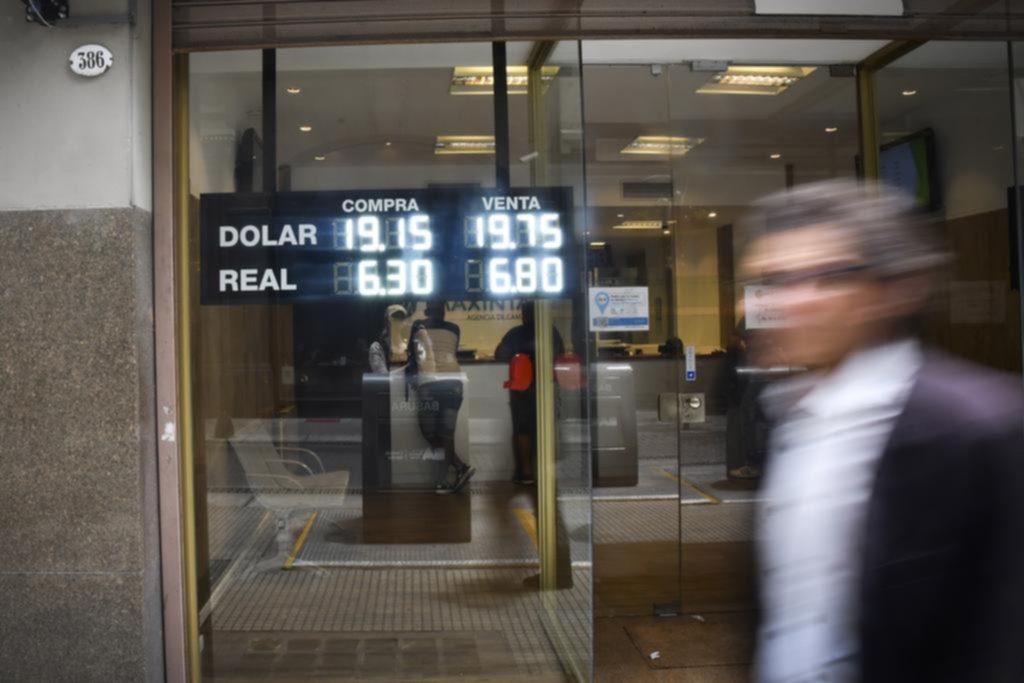 El dólar rozó los 20 pesos empujado por una fuerte demanda minorista