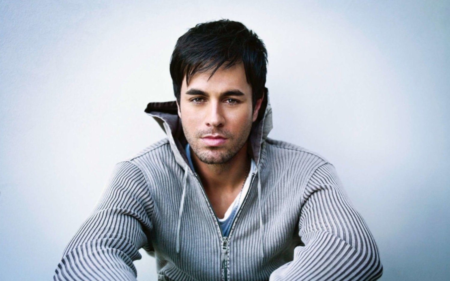 Enrique Iglesias demanda a Universal por el pago de regalías de reproducciones digitales